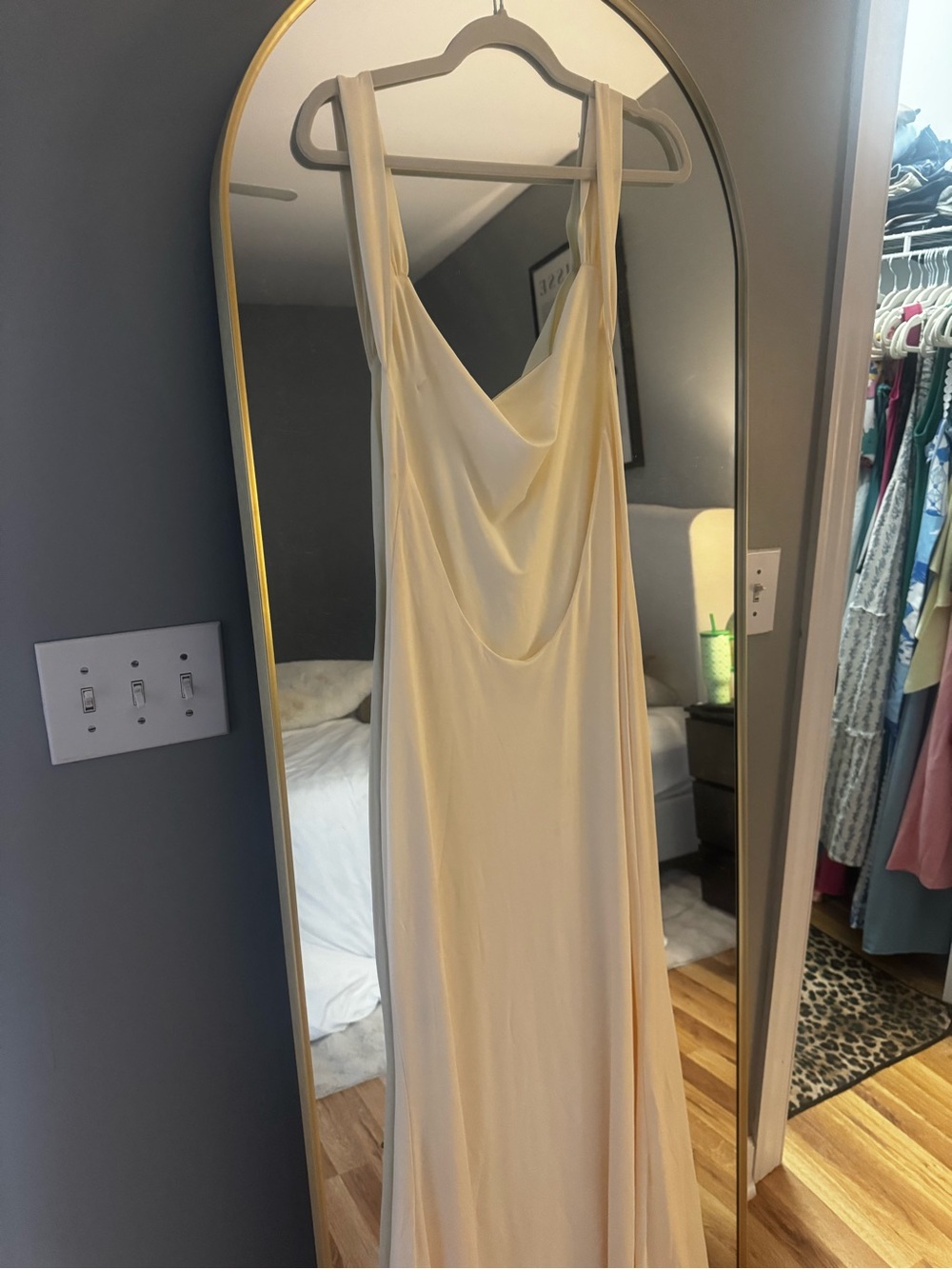 Elegant Yellow Backless Maxi Dress with Sleek Silhouette - Picture 3 of 5